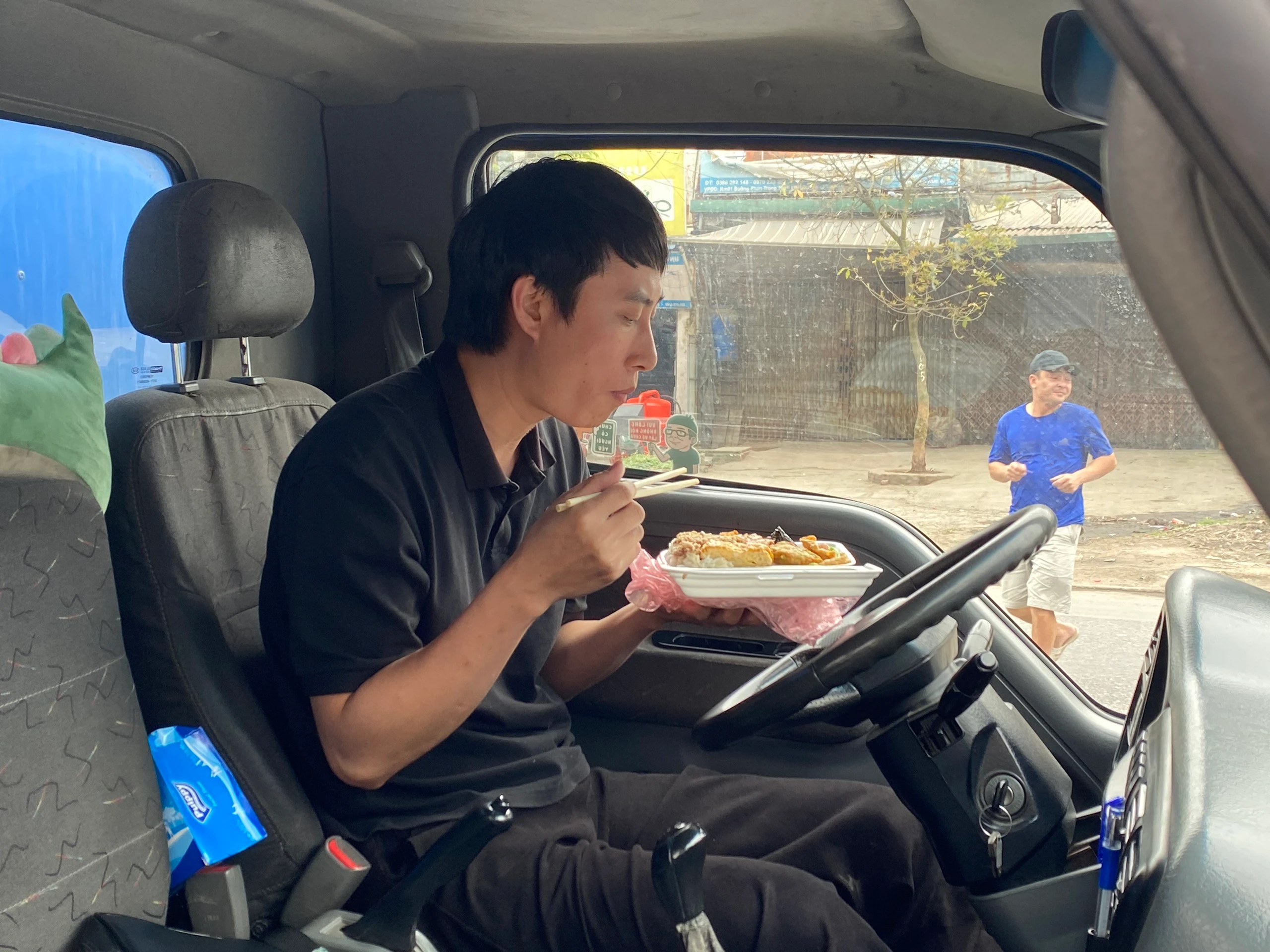 Hà Nội: Trễ hẹn 8/3 với vợ và con gái vì chờ đăng kiểm xe