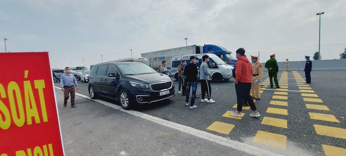 Ngày đầu tiên Quảng Ninh cho phép xe khách hoạt động trở lại: Xe ùn dài