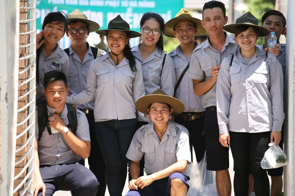 Nụ cười tươi tắn của những tình nguyện viên “đội nắng” TSMT