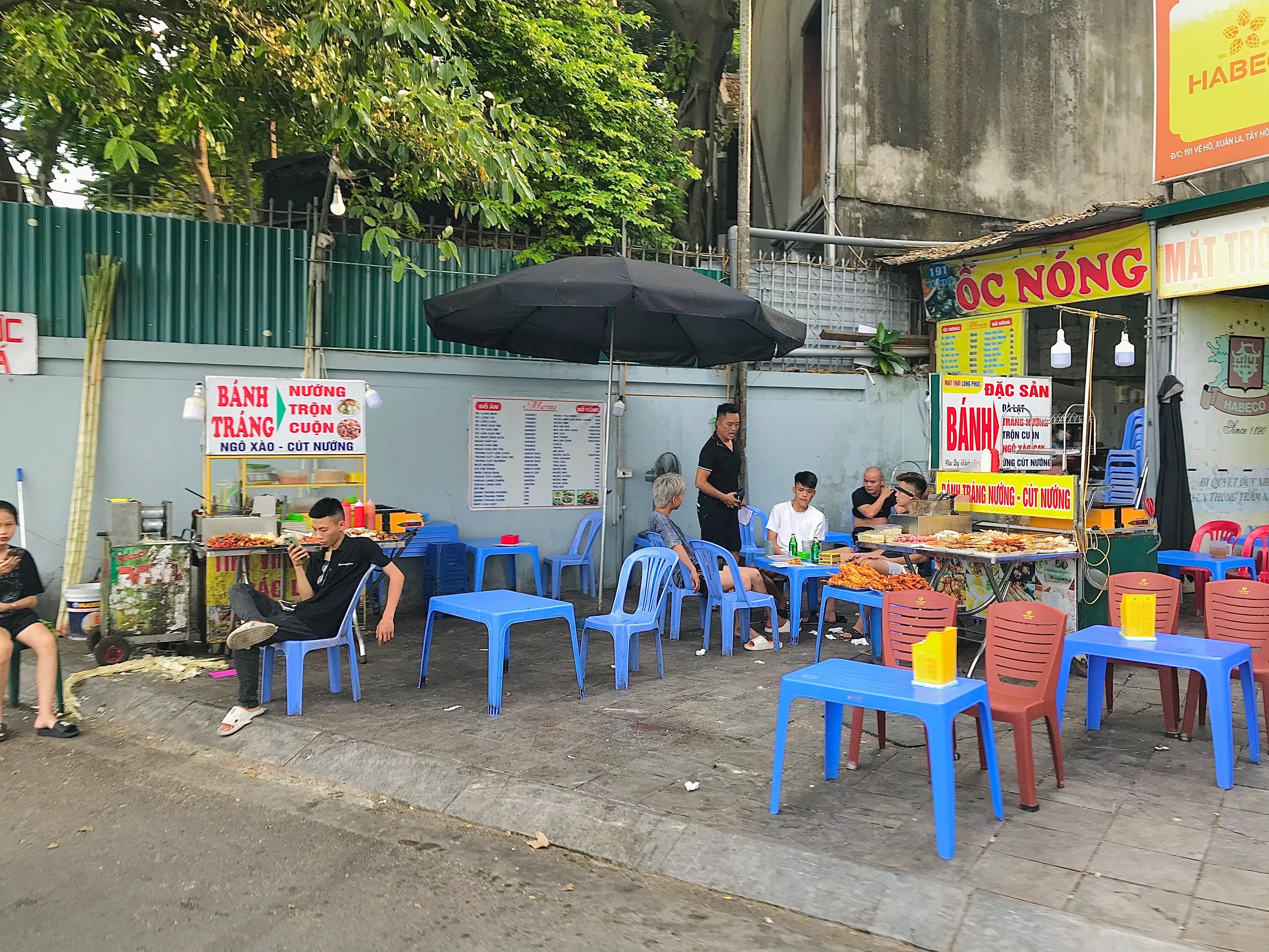 Muôn kiểu lấn chiếm vỉa hè hồ Tây để kinh doanh