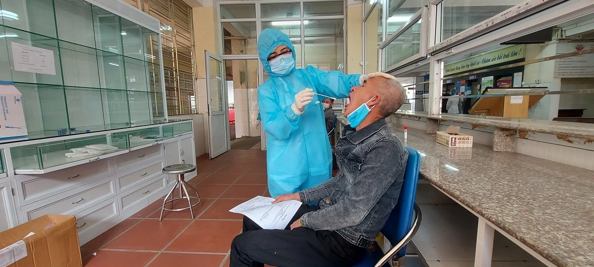 Cận cảnh người Quảng Ninh đi xét nghiệm COVID-19 trả phí tại Bệnh viện 