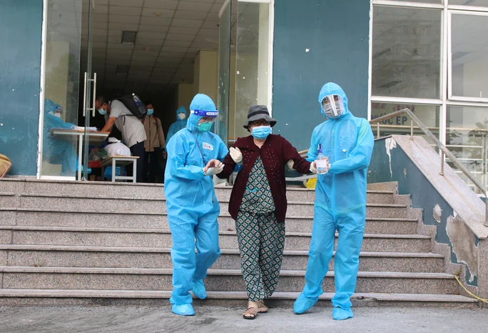 Niềm vui của hàng trăm người hoàn thành cách ly ở TP HCM