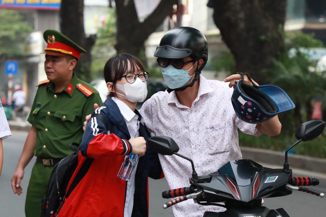 Những cái ôm thật chặt trước môn thi đầu tiên kỳ tuyển sinh vào lớp 10 