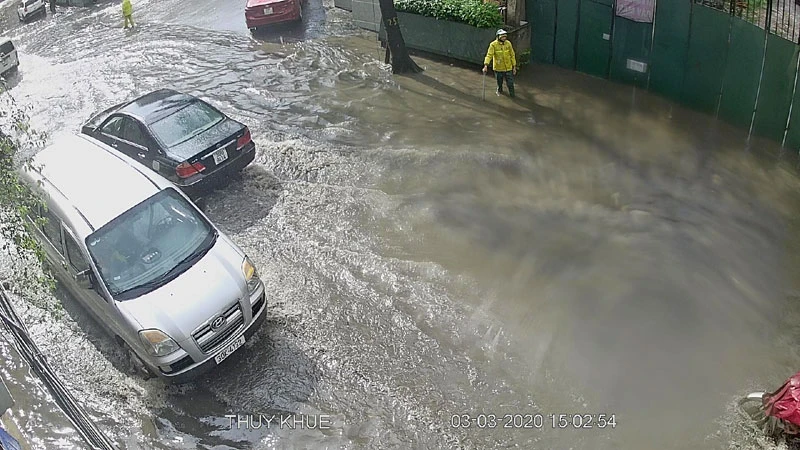 Cảnh báo 11 trọng điểm ngập úng khi mưa lớn ở Hà Nội