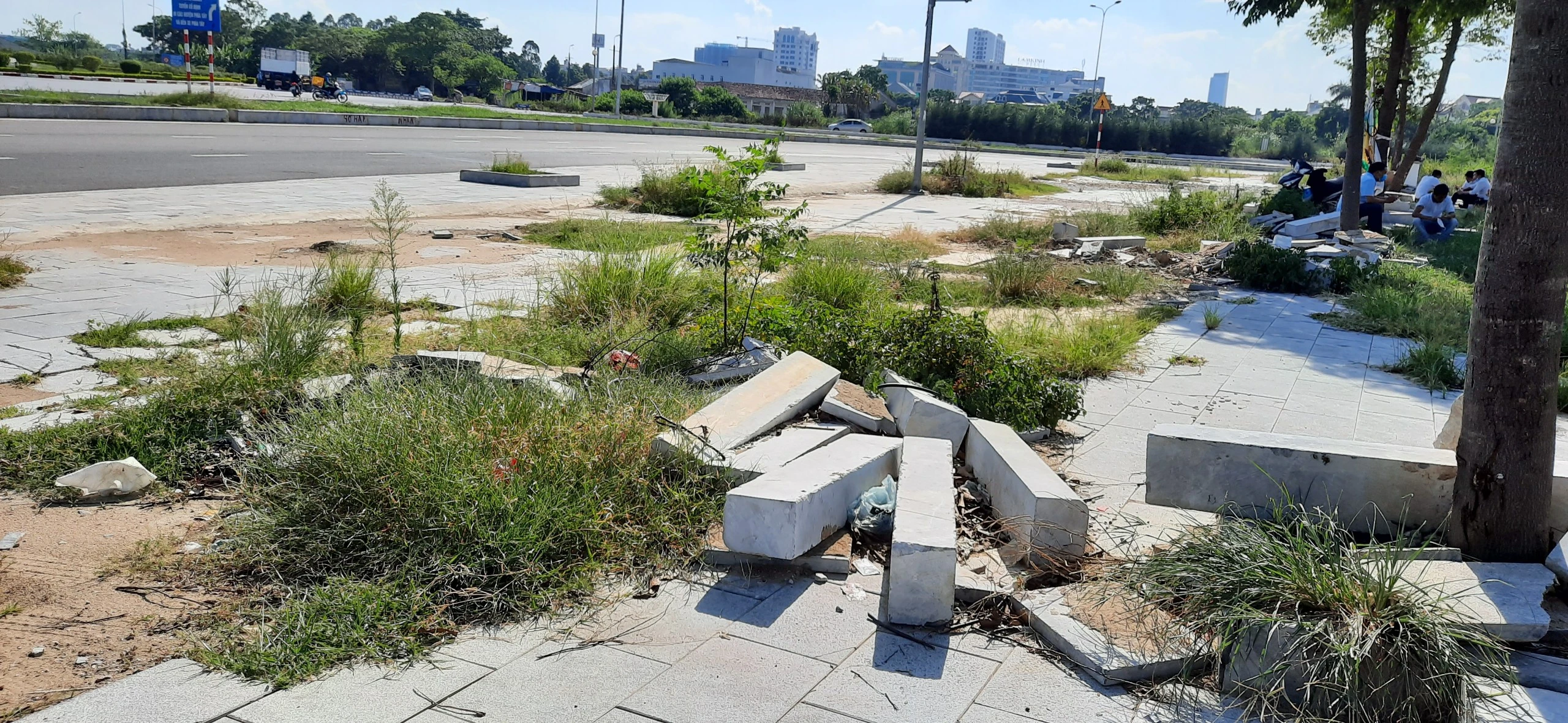 Vỉa hè đại lộ hoành tráng bậc nhất Thanh Hoá nham nhở, sụt lún