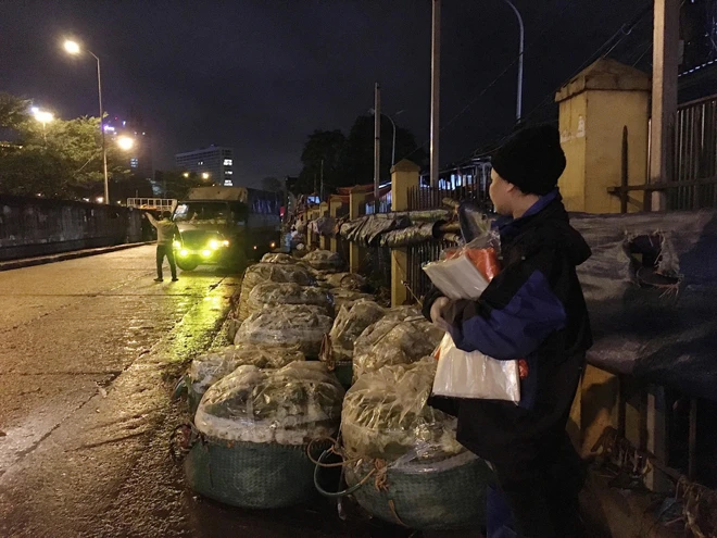 Mưu sinh giữa đêm lạnh dưới 10 độ C của Hà Nội