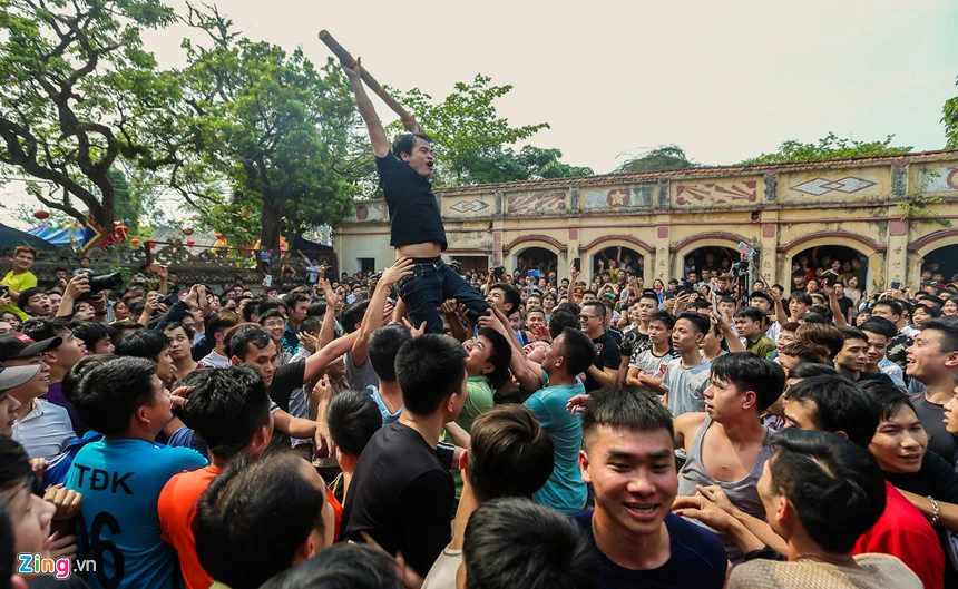 Đánh nhau túi bụi trong lễ hội giật cây bông 