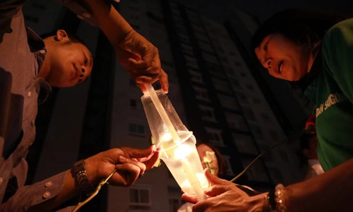 Ảnh: Cầu nguyện cho các nạn nhân vụ cháy chung cư Carina