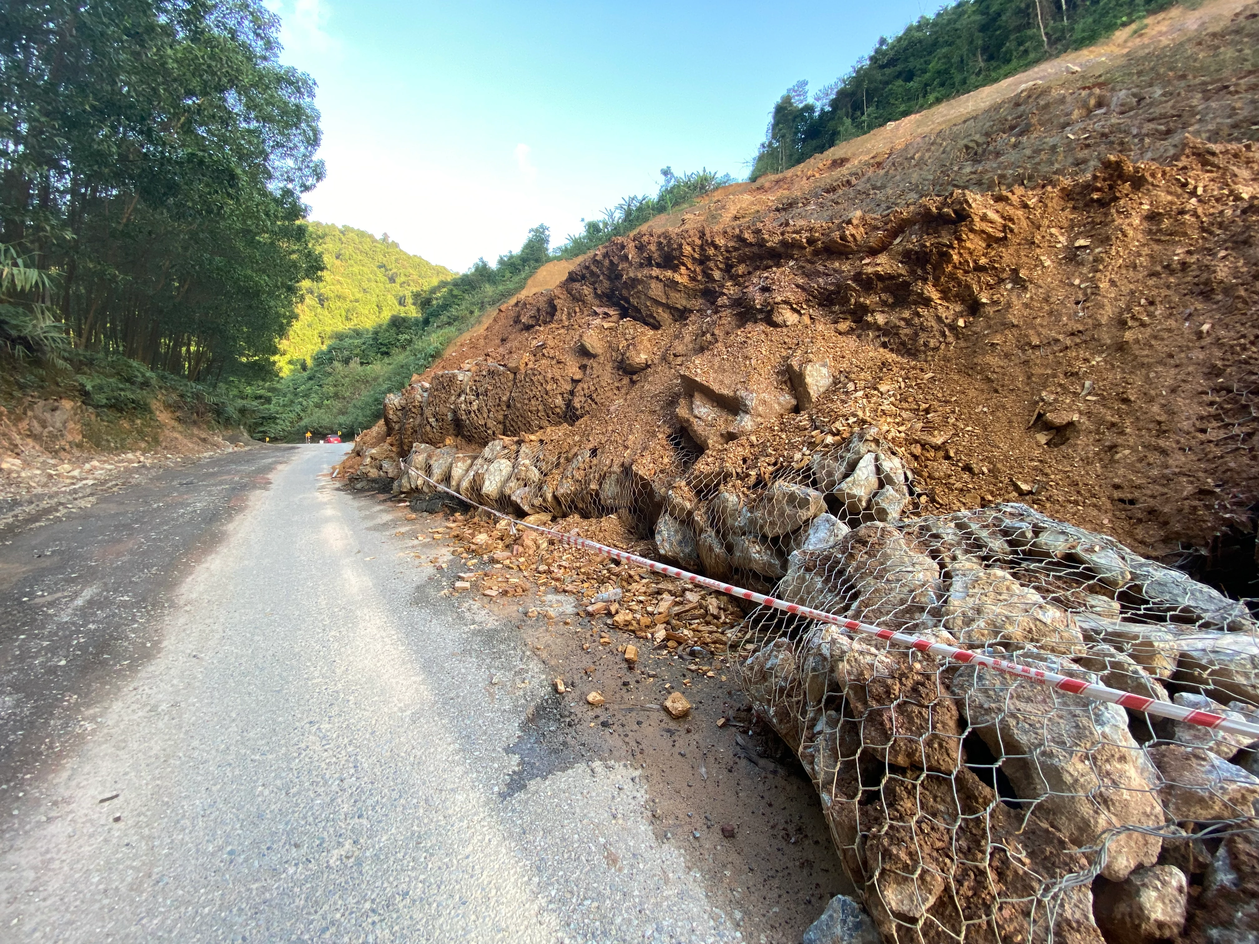 Cận cảnh điểm sạt lở uy hiếp Quốc lộ 12C