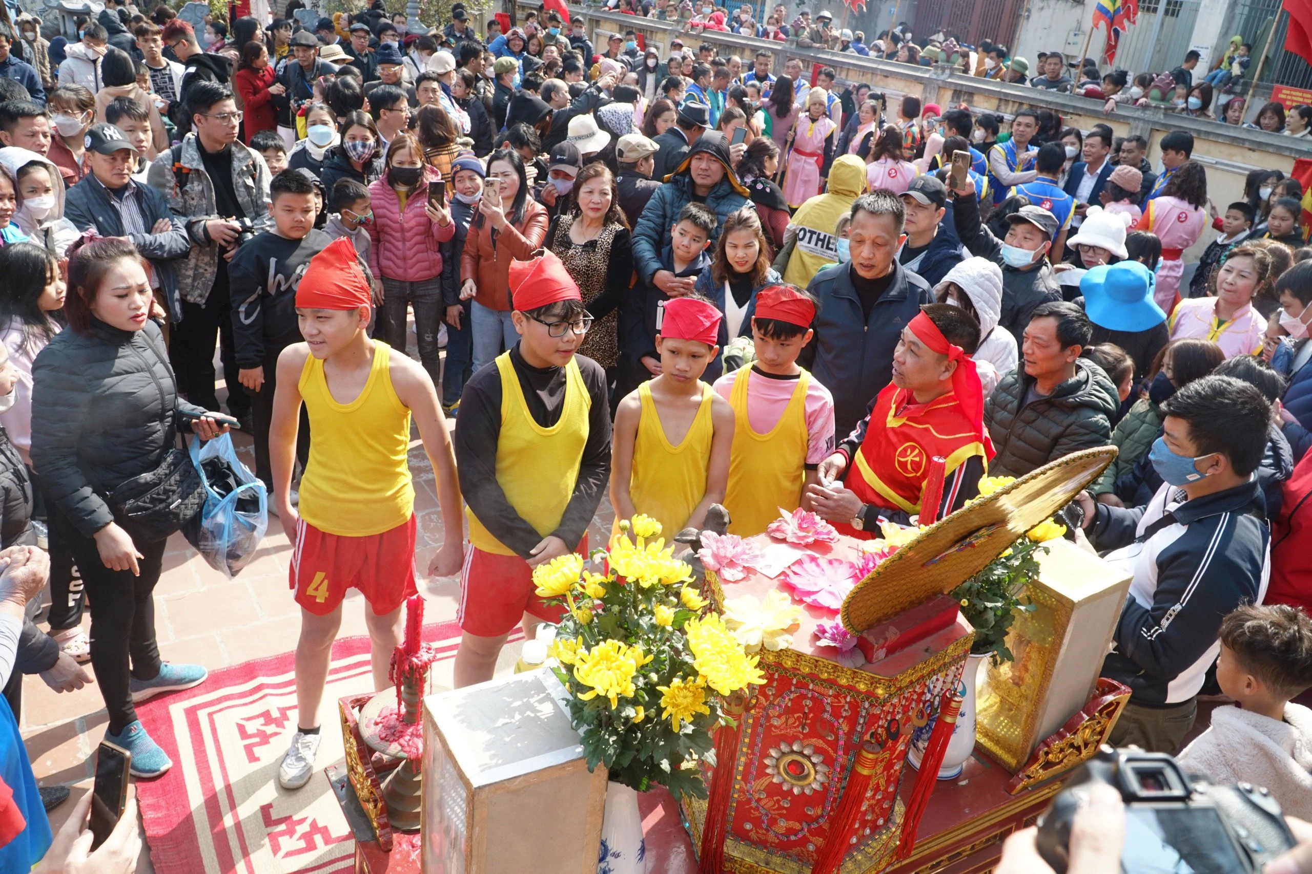 Toàn cảnh hội kéo lửa thổi cơm thi ở làng Thị Cấm 