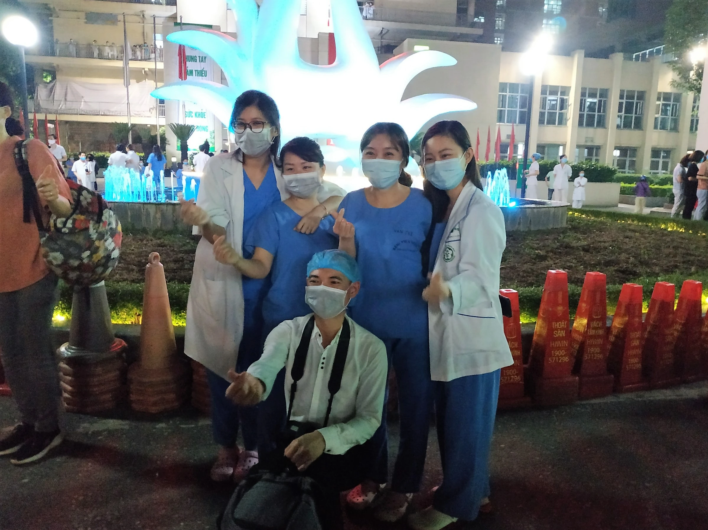 Bệnh viện Bạch Mai dỡ lệnh cách ly: Bác sĩ, bệnh nhân vỡ òa trong sung sướng