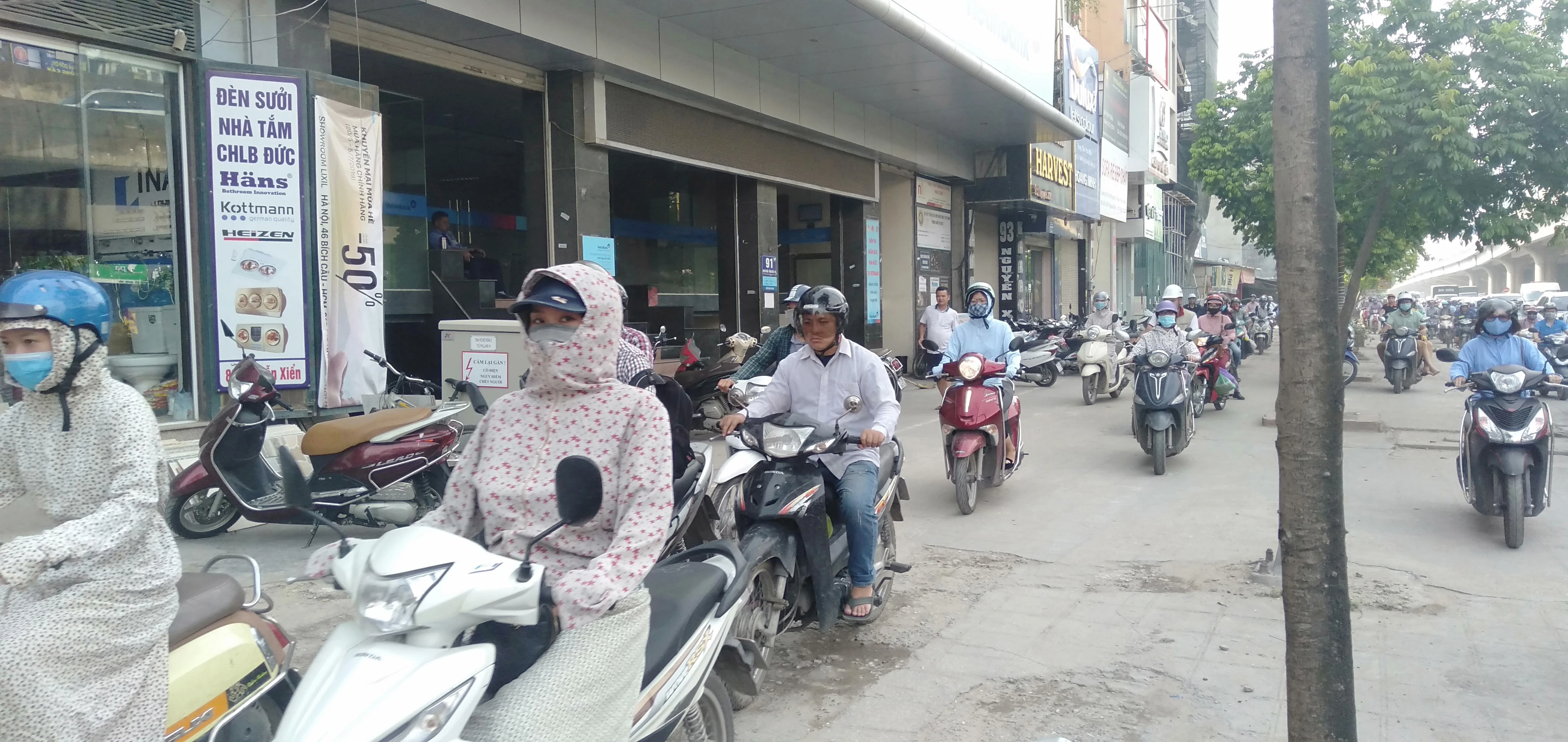 Ùn tắc trong nắng nóng đầu tuần, xe máy tràn lên vỉa hè