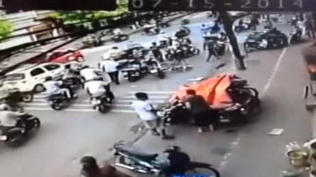 Trộm xe đạp bị quây đánh hội đồng trên phố