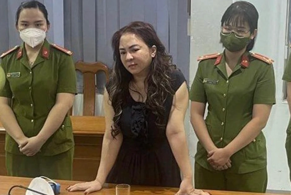 Công an giải tán đám đông trước biệt thự của bà Nguyễn Phương Hằng