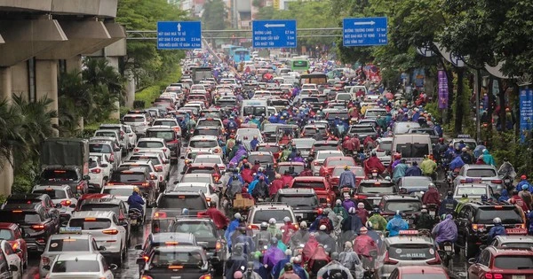 Phố phường Hà Nội tắc 'không lối thoát' trong ngày đầu tuần mưa rét