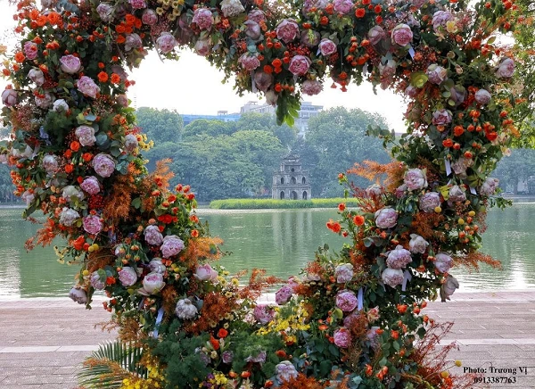 Trái tim hoa sen quanh hồ Gươm thu hút đông du khách
