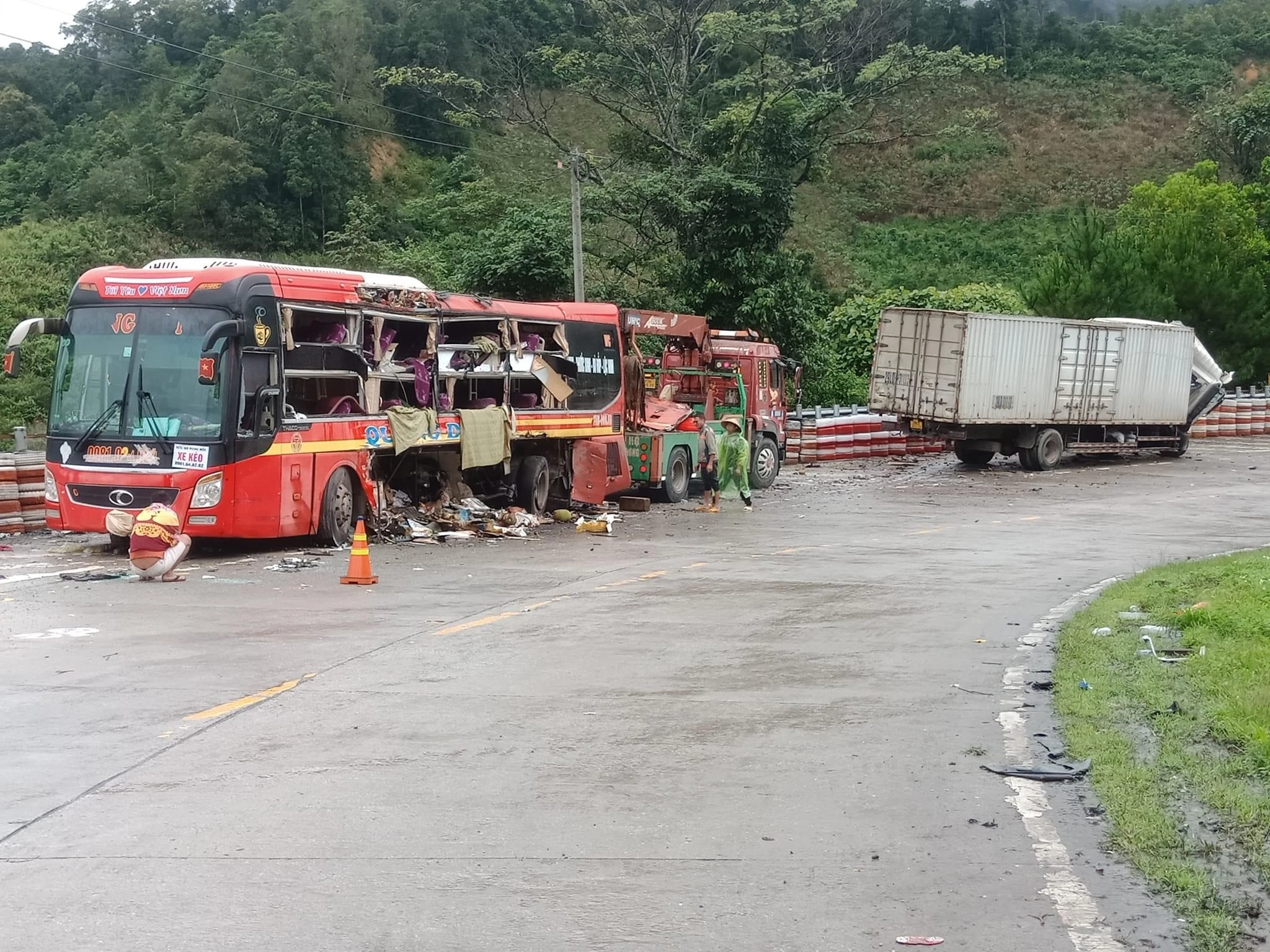 Tai nạn giữa xe khách giường nằm và ô tô tải, 5 người thương vong