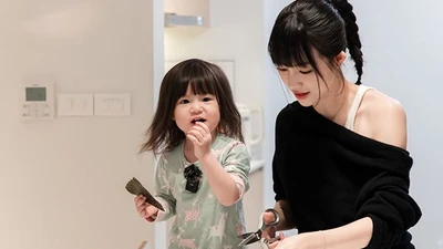 Pam 'ăn vụng' bị bắt quả tang, gặp sự cố khi giúp bố mẹ lau nhà
