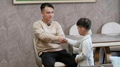 Khắc Việt 'bật chế độ' nghiêm khắc dạy con giữ lời hứa!