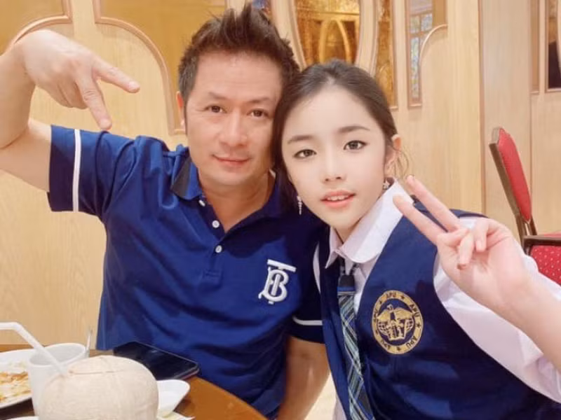 Hoàng Thiên Nga (sinh năm 2009) được biết đến là nghệ sĩ violin chuyên nghiệp, tham gia hoạt động nghệ thuật từ bé. Đặc biệt, cô nàng còn nổi tiếng vì là con gái nuôi duy nhất của ca sĩ Bằng Kiều.