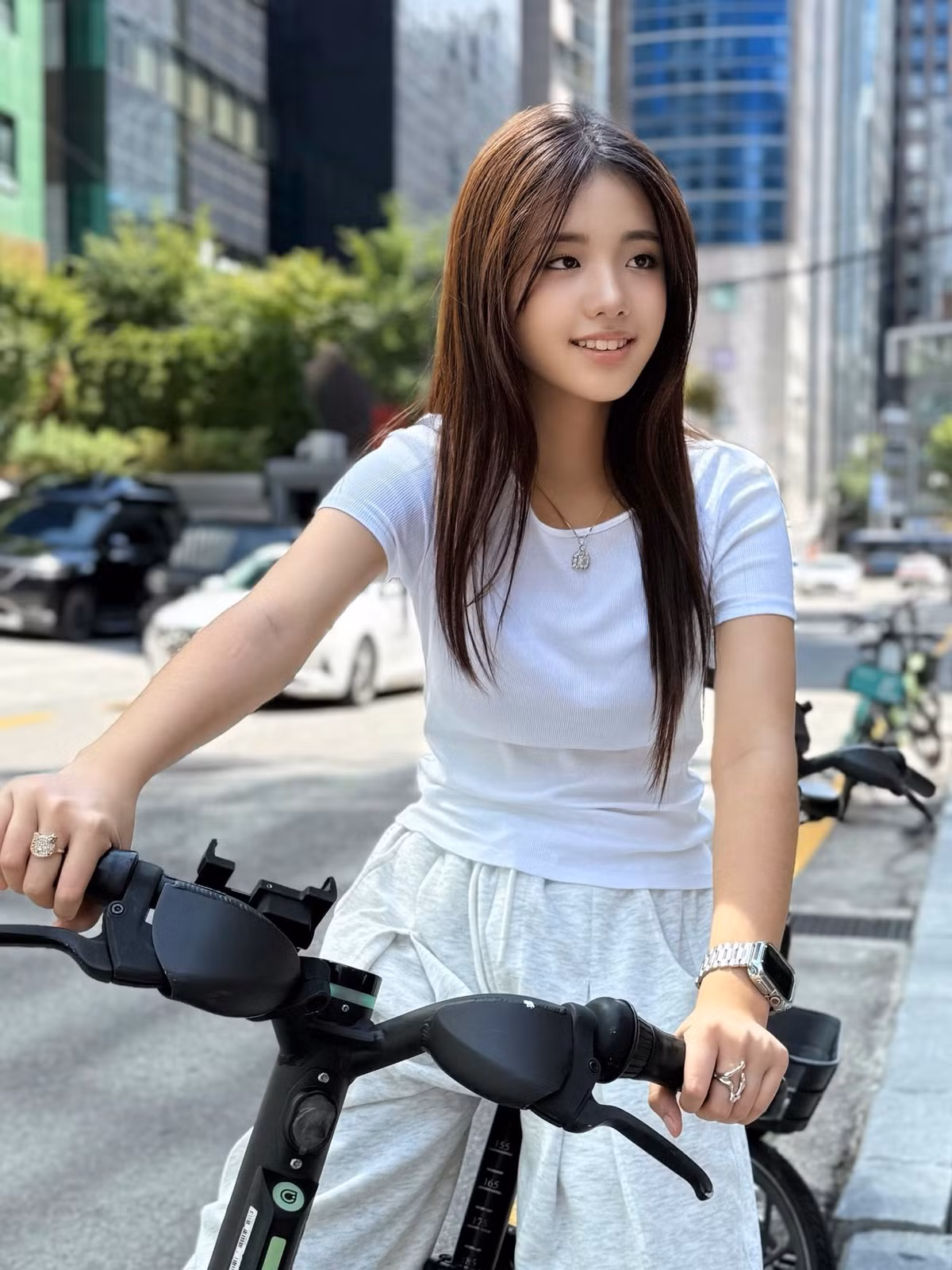 Gương mặt hài hòa với sống mũi cao, đôi mắt sâu và nụ cười tươi giúp cô dễ dàng nổi bật dù xuất hiện ở bất cứ đâu.