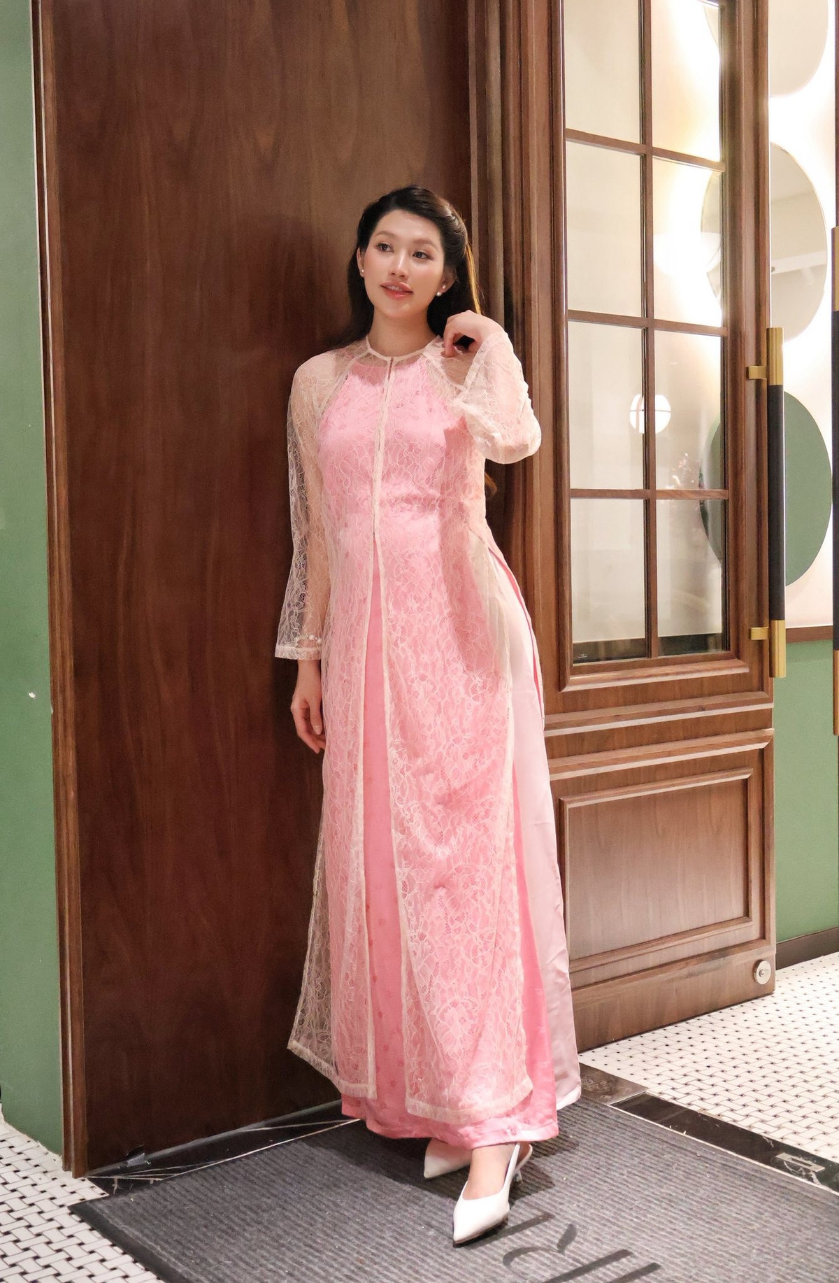 Vào đầu tháng 12/2025, sau hơn một tháng tổ chức đám cưới, Chế Nguyễn Quỳnh Châu chính thức công bố tin vui mang thai con đầu lòng, nhận được sự quan tâm lớn từ công chúng.