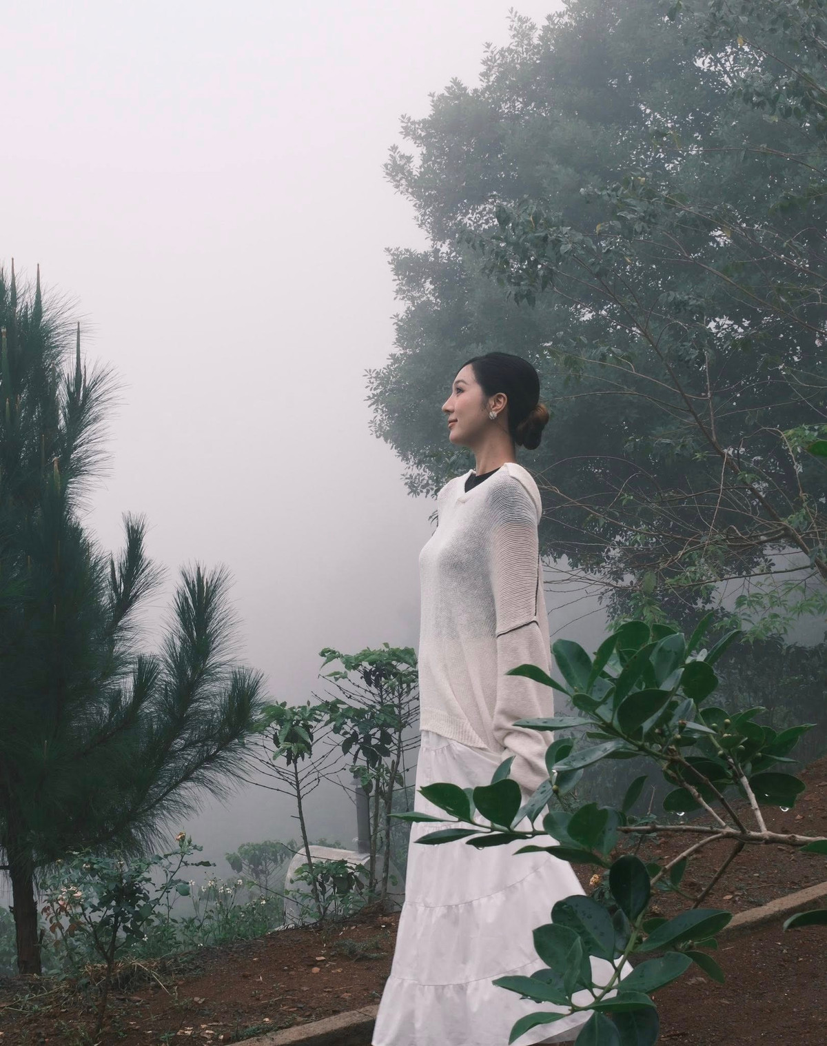 Làn da mịn màng, thần thái cuốn hút cùng vóc dáng mỏng manh nhưng săn chắc giúp bà xã của giọng ca "Con bướm xuân" nhận về “cơn mưa” lời khen từ người hâm mộ.