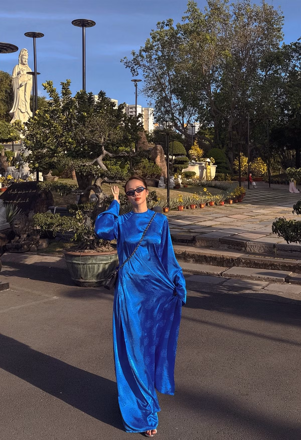 Ca sĩ Phương Ly đi lễ chùa đầu năm. Ảnh: FB Phương Ly