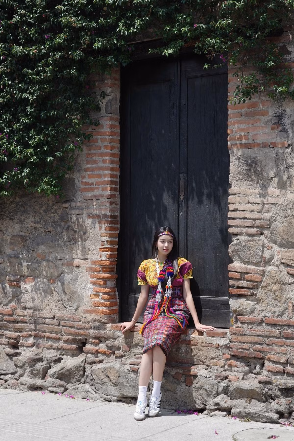 Hoa hậu Thanh Thủy dịu dàng khi mặc trang phục truyền thống Guatemala. Ảnh: FB Huỳnh Thị Thanh Thủy