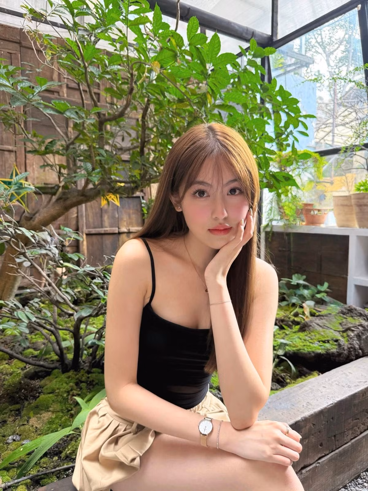 Trong loạt outfit được đăng tải trên trang cá nhân, Tăng Mỹ Hàn thường xuyên lựa chọn những thiết kế táo bạo, đặc biệt là các mẫu váy khoét ngực sâu.