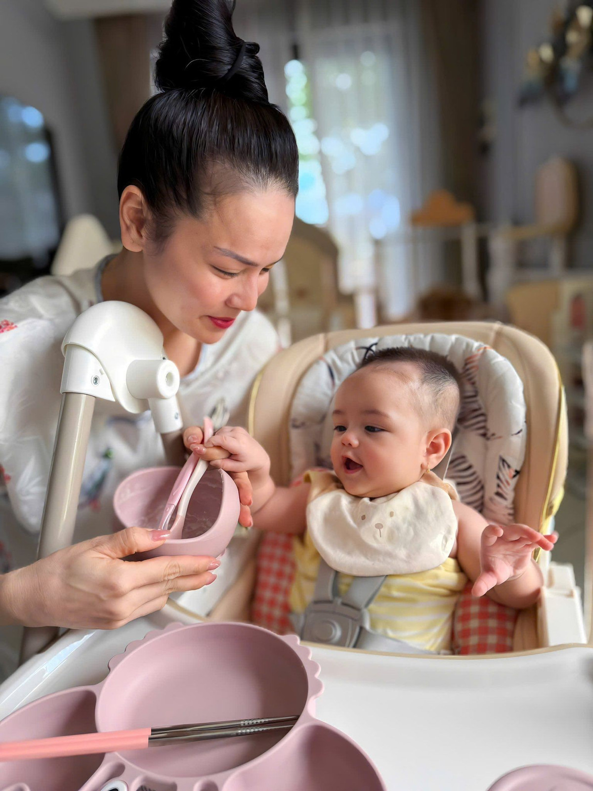 Con gái Nhật Kim Anh bắt đầu tập ăn dặm, được mẹ sắm sửa đầy đủ dụng cụ. Ảnh: FB Nhật Kim Anh