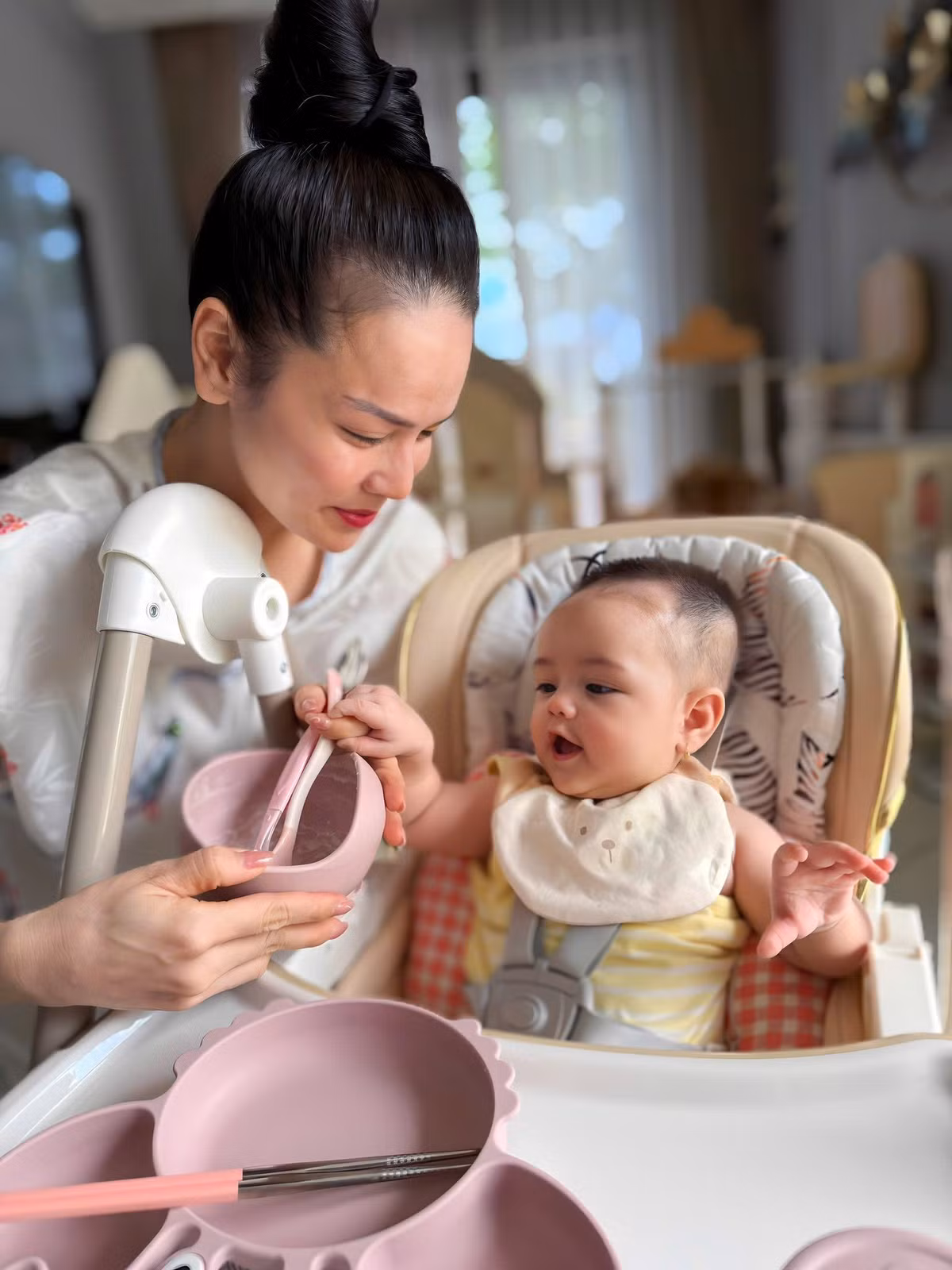 Con gái Nhật Kim Anh bắt đầu tập ăn dặm, được mẹ sắm sửa đầy đủ dụng cụ. Ảnh: FB Nhật Kim Anh