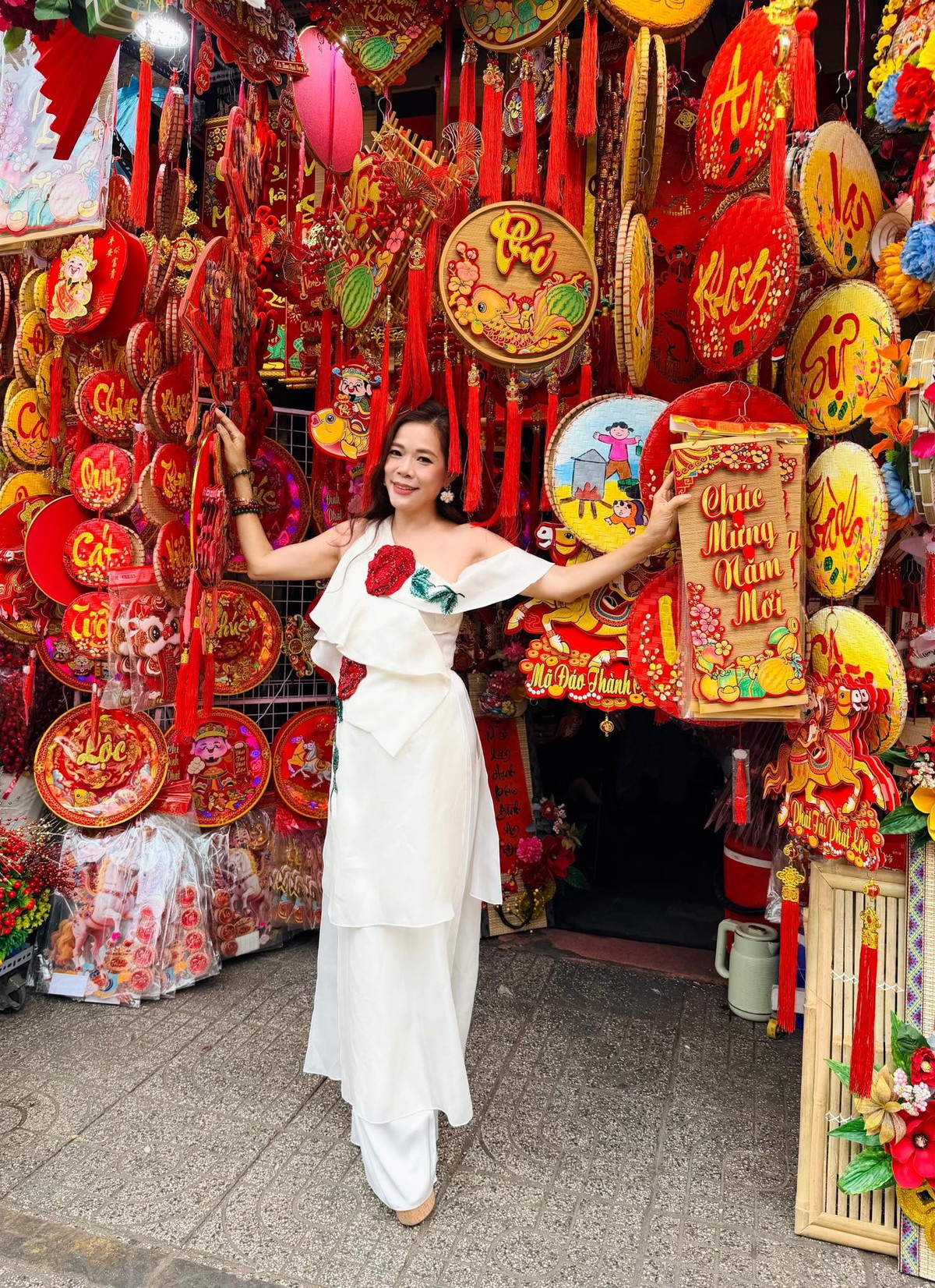 Ca sĩ Mỹ Lệ dạo phố Tết sớm. Ảnh: FB Hoàng Thị Mỹ Lệ