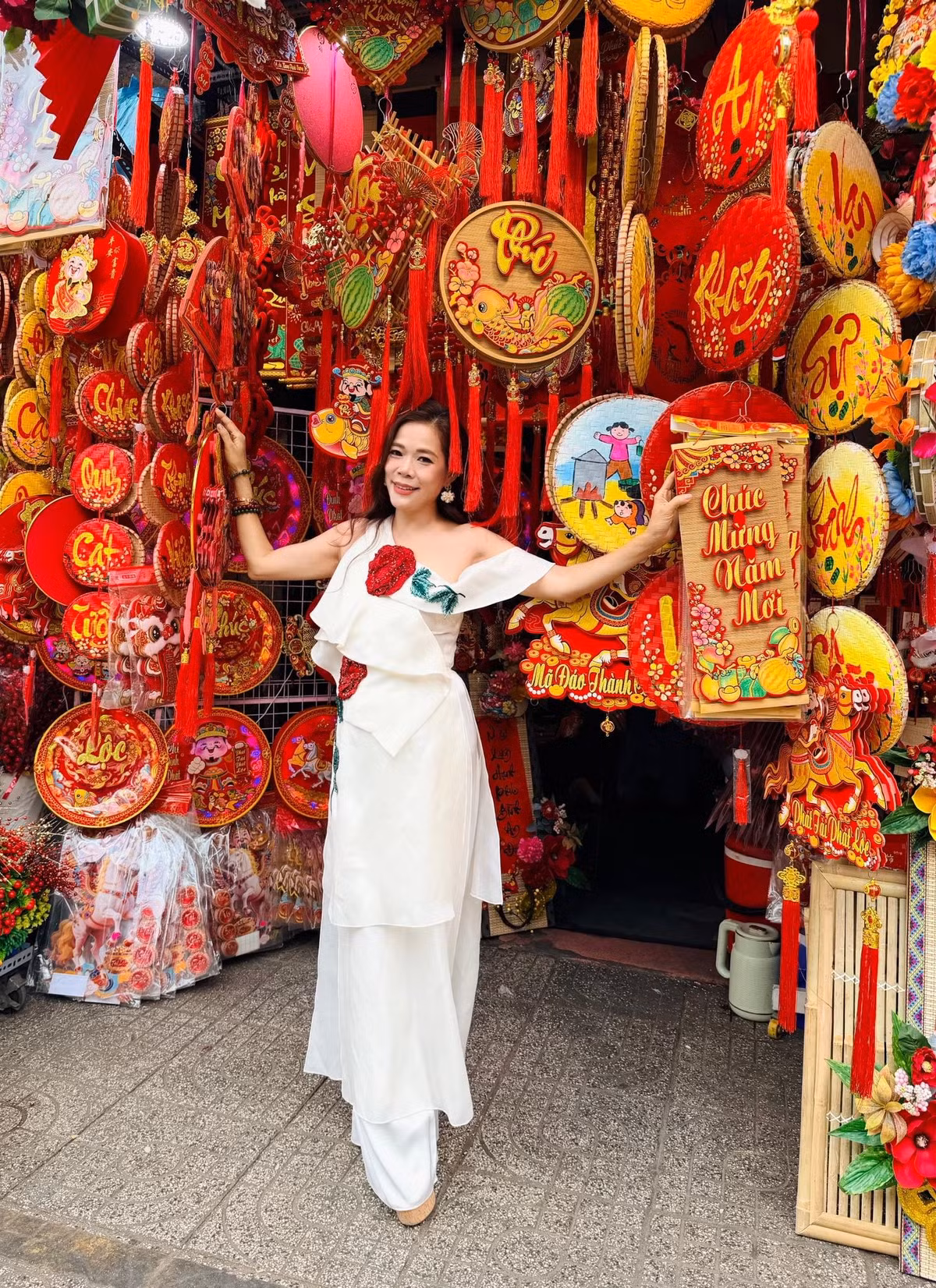 Ca sĩ Mỹ Lệ dạo phố Tết sớm. Ảnh: FB Hoàng Thị Mỹ Lệ