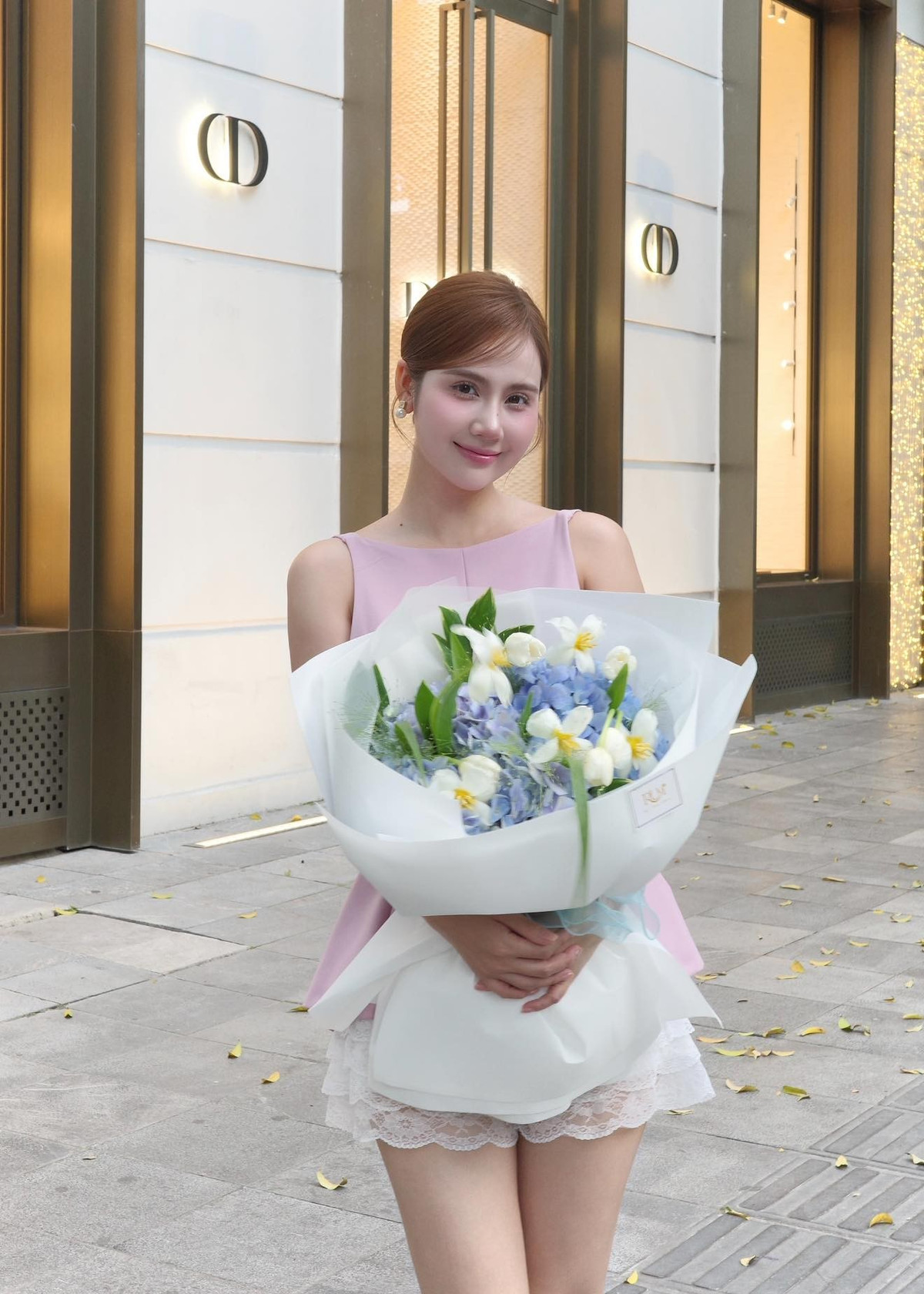 Diễn viên Phan Minh Huyền chia sẻ hình ảnh cầm bó hoa, kèm chú thích: "Tui sẽ nhớ người bên cạnh tui lúc không vui. Còn lúc vui ... đông quá, tui không nhớ nổi". Ảnh: FB Phan Minh Huyền