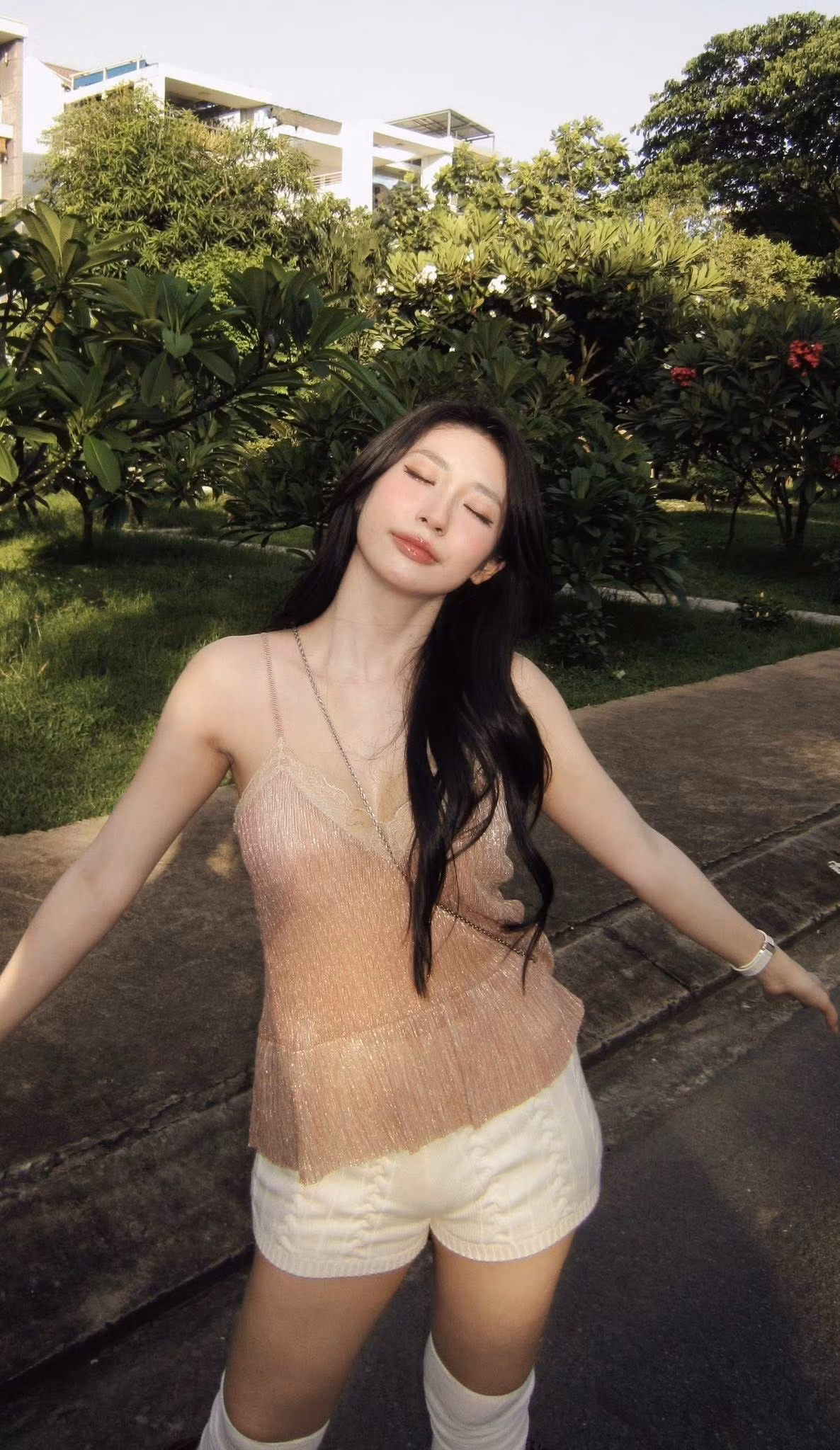 Với chiều cao 1m67 và body vòng nào ra vòng nấy, Khổng Tú Quỳnh đã có sẵn lợi thế hình thể để diện chiếc áo yếm ôm sát, khoét ngực sâu tôn vòng 1 đầy đặn và bờ vai gầy quyến rũ. Ảnh: FB Khổng Tú Quỳnh