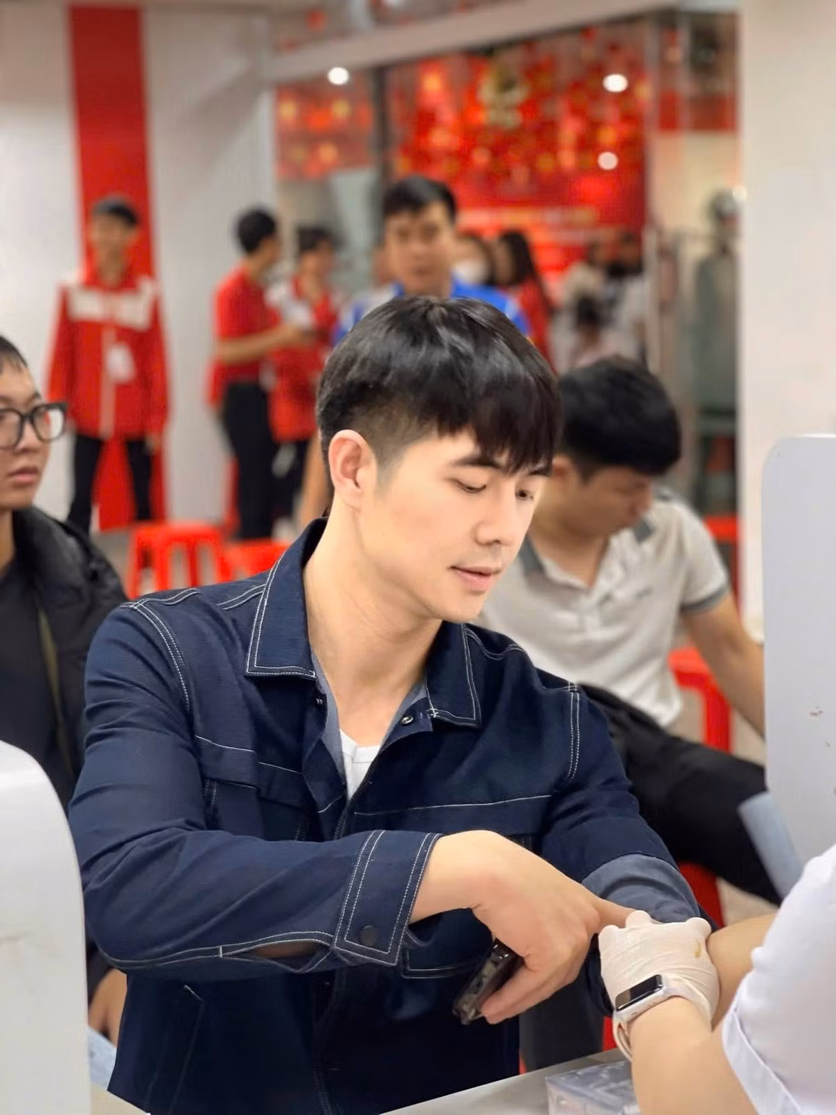 Gương mặt điển trai, sống mũi cao, đường nét hài hòa cùng vóc dáng rắn rỏi giúp Đức Hiếu mang đậm khí chất của một nam thần đời thường.