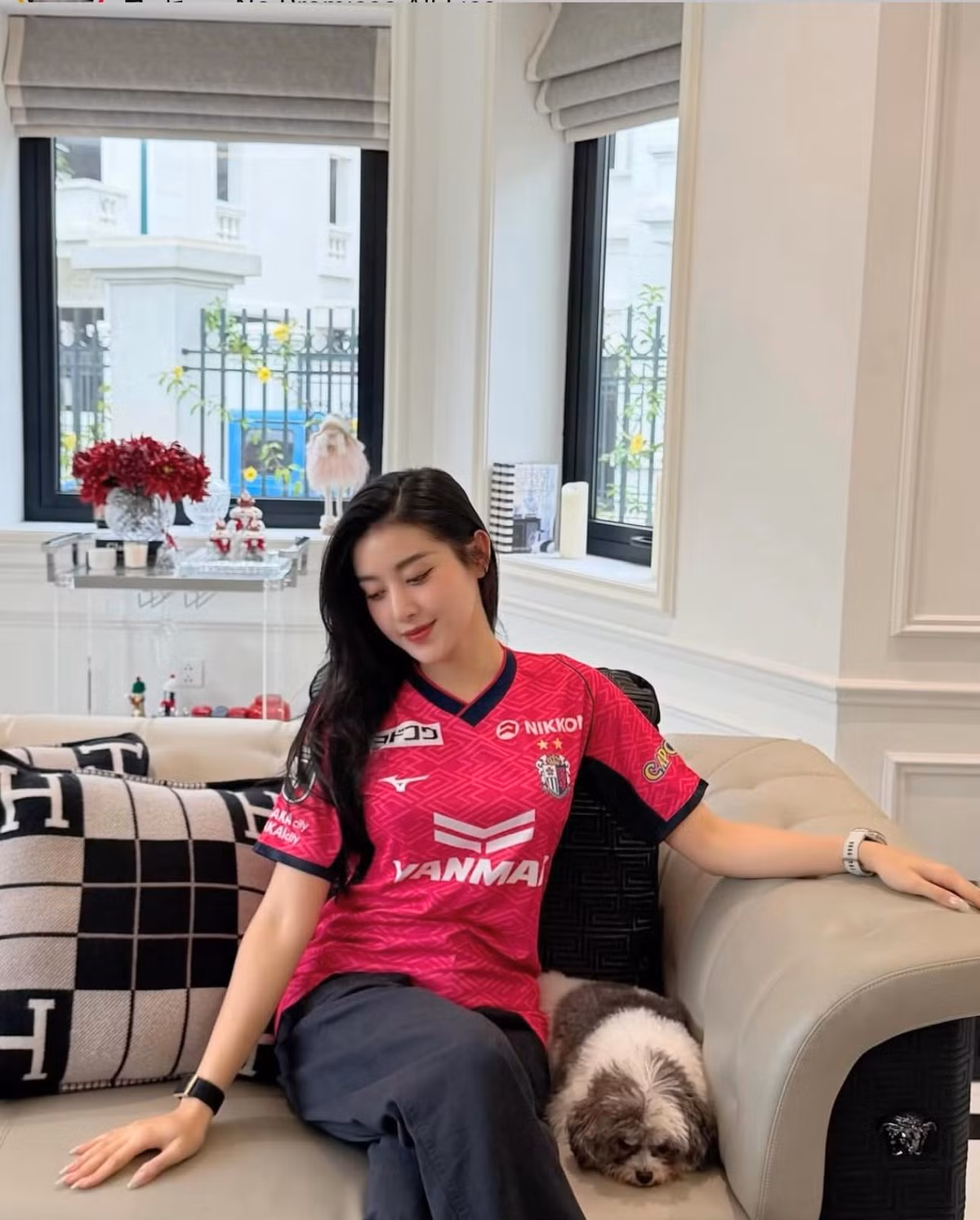 Dù đã bước sang tuổi 30, cô vẫn giữ được vẻ ngoài trẻ trung, làn da trắng mịn và thần thái cuốn hút.