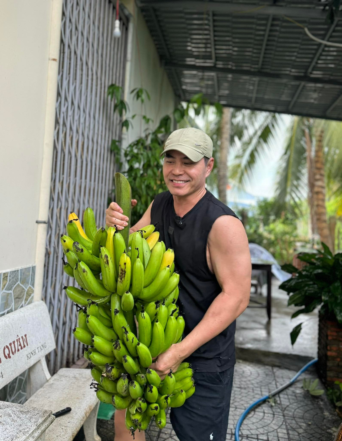 Diễn viên Trung Dũng khoe thành quả: "Đất nhà xem ra trồng chuối trái to nhỉ...". Ảnh: FB Trung Dung Pham