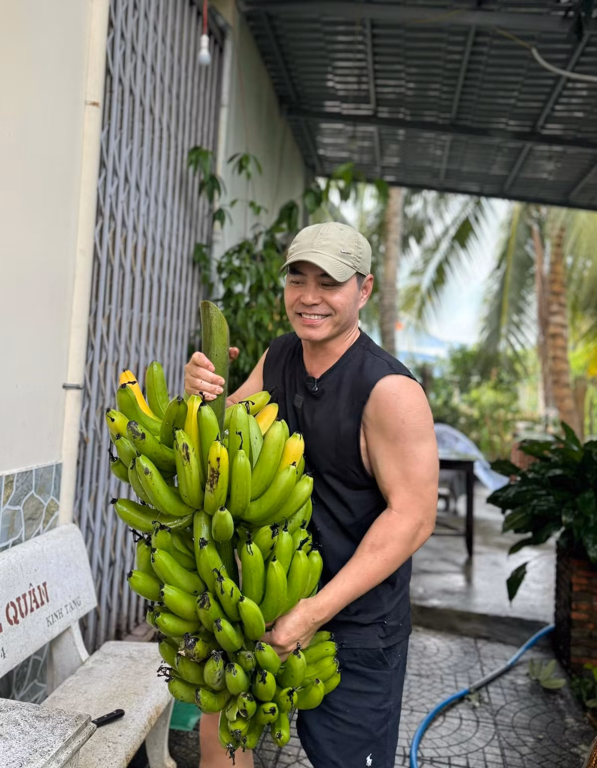 Diễn viên Trung Dũng khoe thành quả: "Đất nhà xem ra trồng chuối trái to nhỉ...". Ảnh: FB Trung Dung Pham