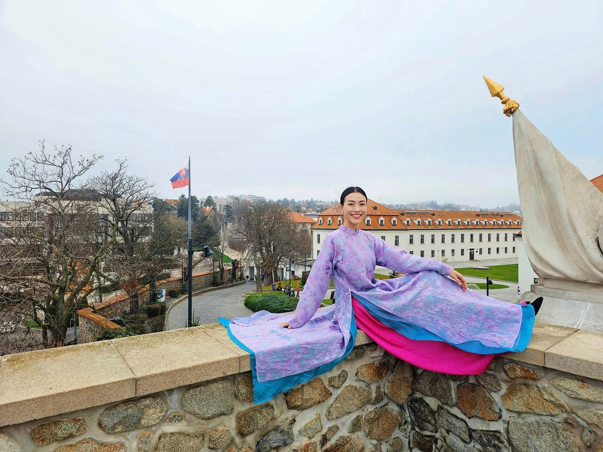 Á hậu Hoàng Oanh mặc áo dài check in ở toà lâu đài Bratislava, Slovakia. Ảnh: FB Vũ Ngọc Hoàng Oanh