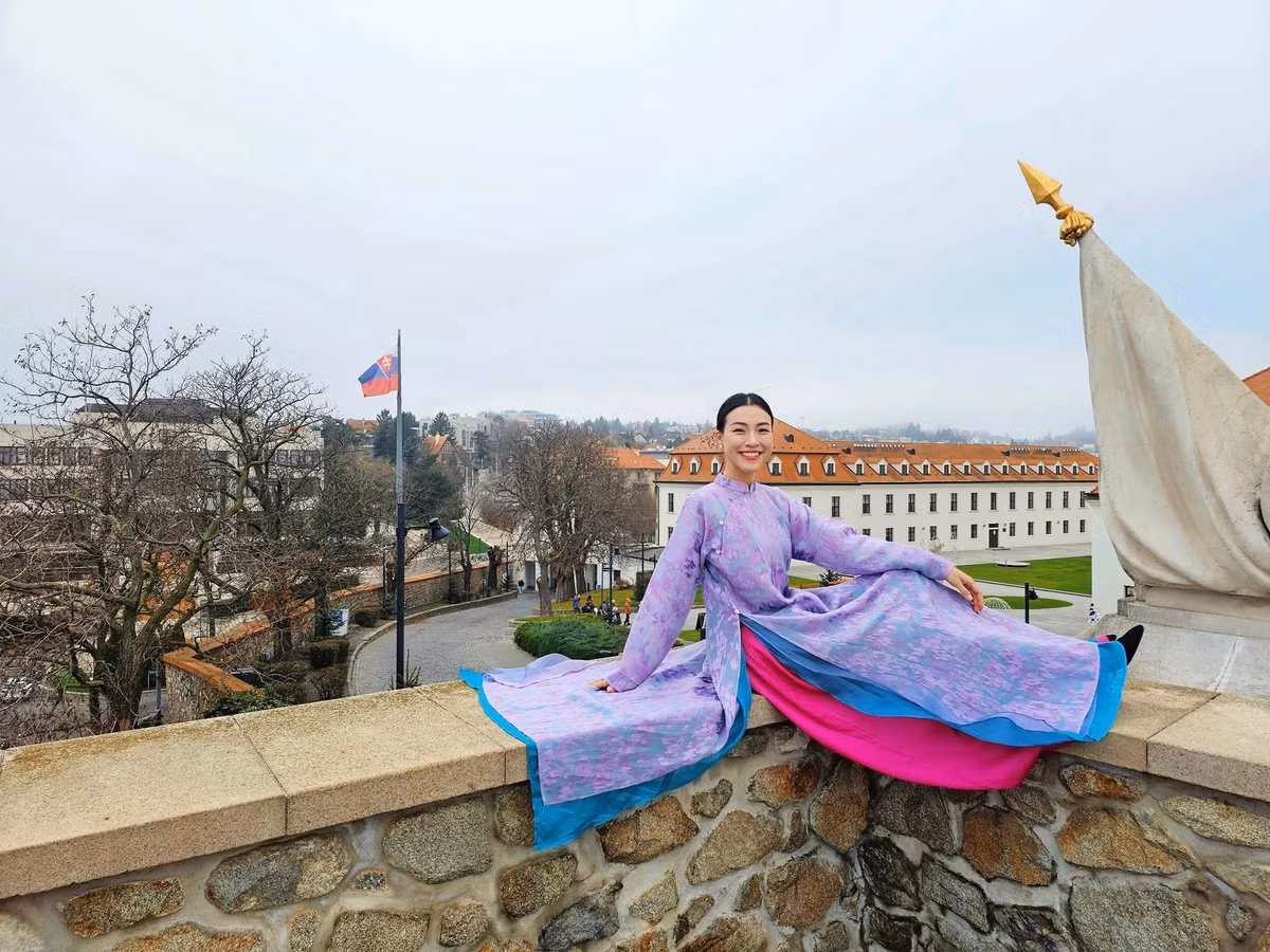 Á hậu Hoàng Oanh mặc áo dài check in ở toà lâu đài Bratislava, Slovakia. Ảnh: FB Vũ Ngọc Hoàng Oanh
