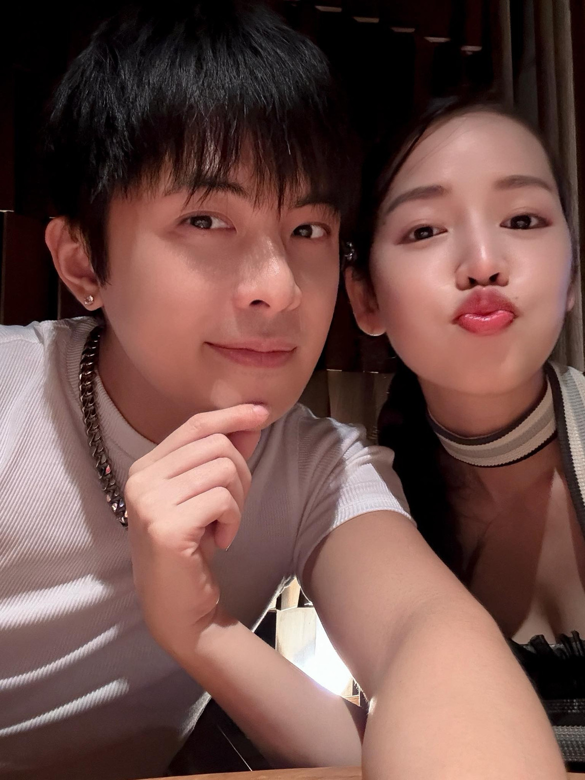 Dù đã lên chức bố mẹ, cuộc sống của cặp đôi vẫn vô cùng ngọt ngào.