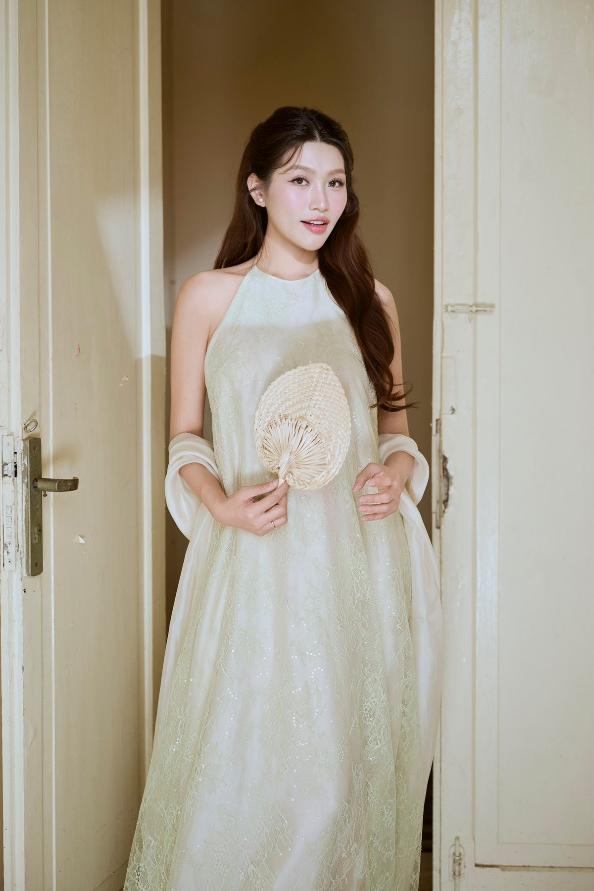 Á hậu Quỳnh Châu diện váy cổ yếm dáng rộng khoe vẻ xinh đẹp, duyên dáng khi mang thai. Ảnh: FB Chế Nguyễn Quỳnh Châu