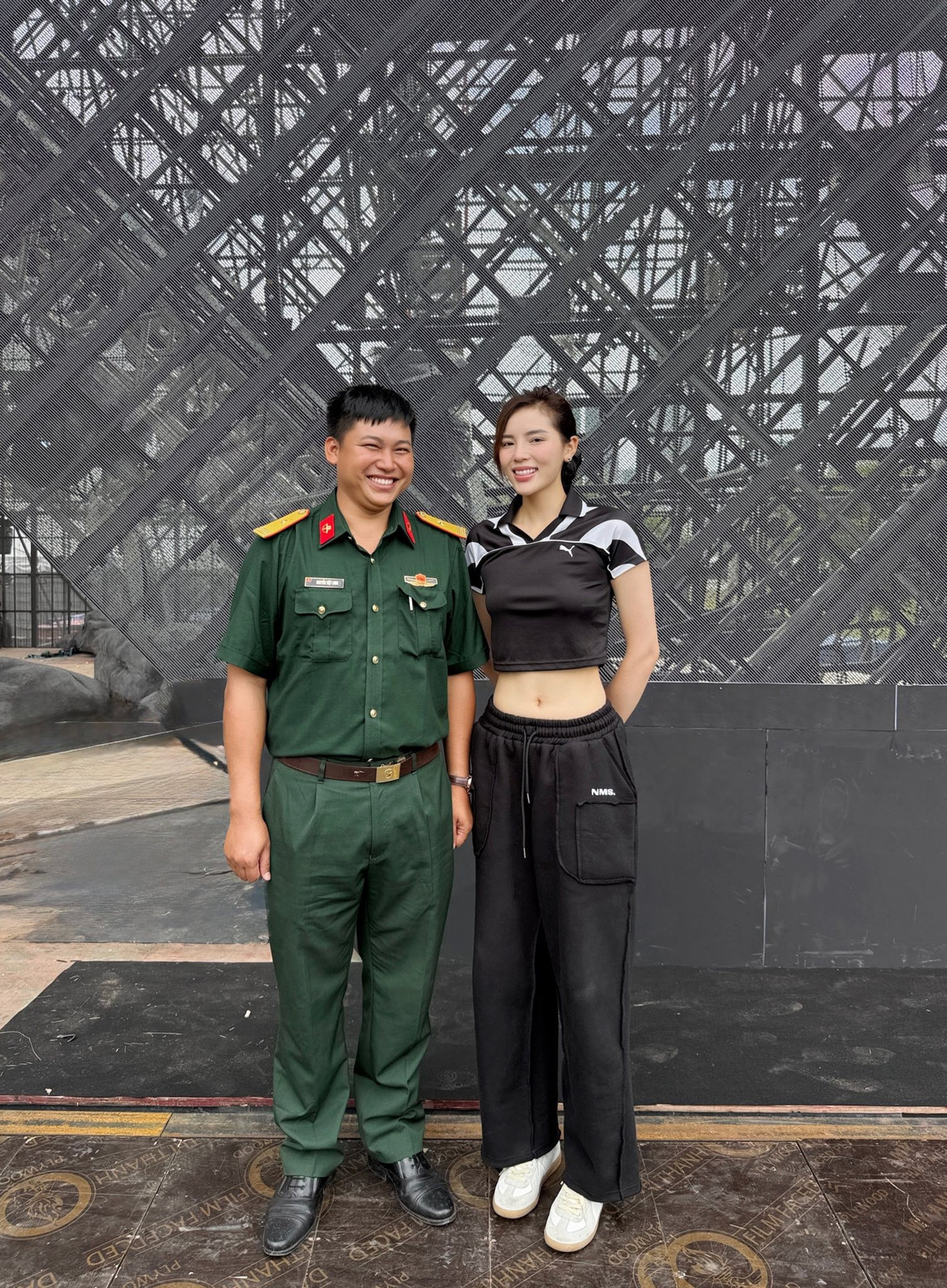 Hoa hậu Kỳ Duyên chụp ảnh cùng mũi trưởng Long. Ảnh: FB Nguyen Cao Ky Duyen