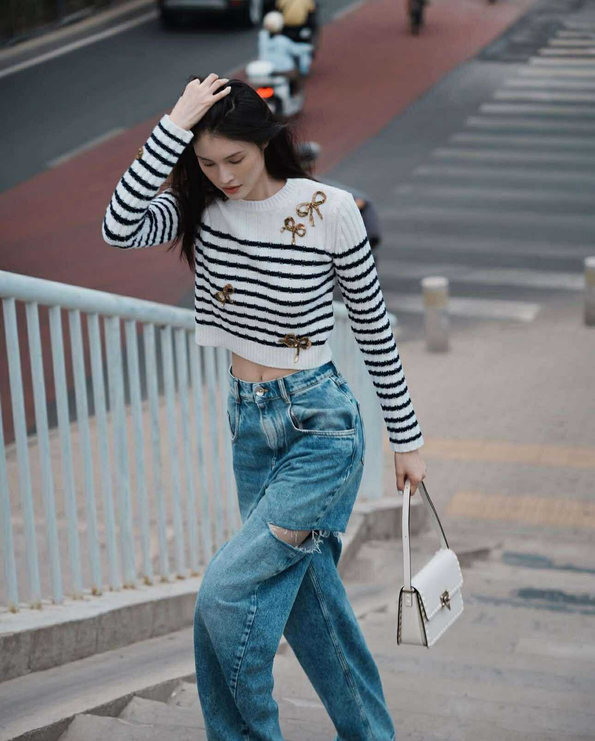 Cô sở hữu chiều cao 1m77 cùng nụ cười sáng và thần thái sang trọng.