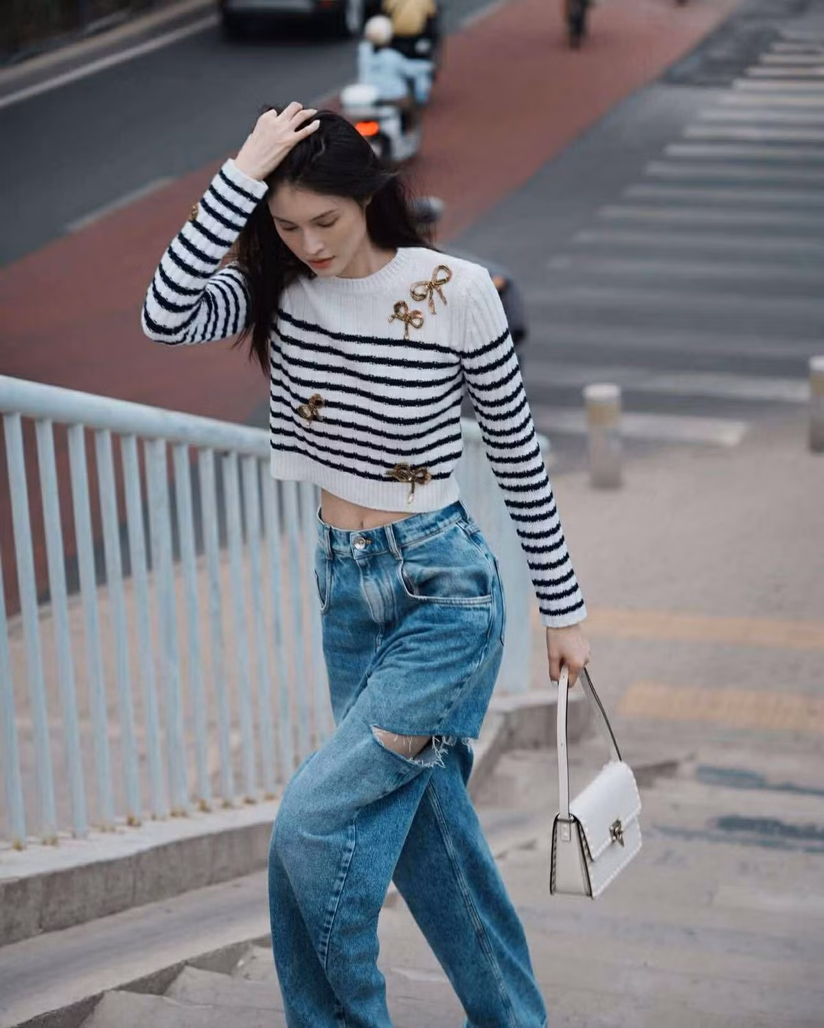 Cô sở hữu chiều cao 1m77 cùng nụ cười sáng và thần thái sang trọng.