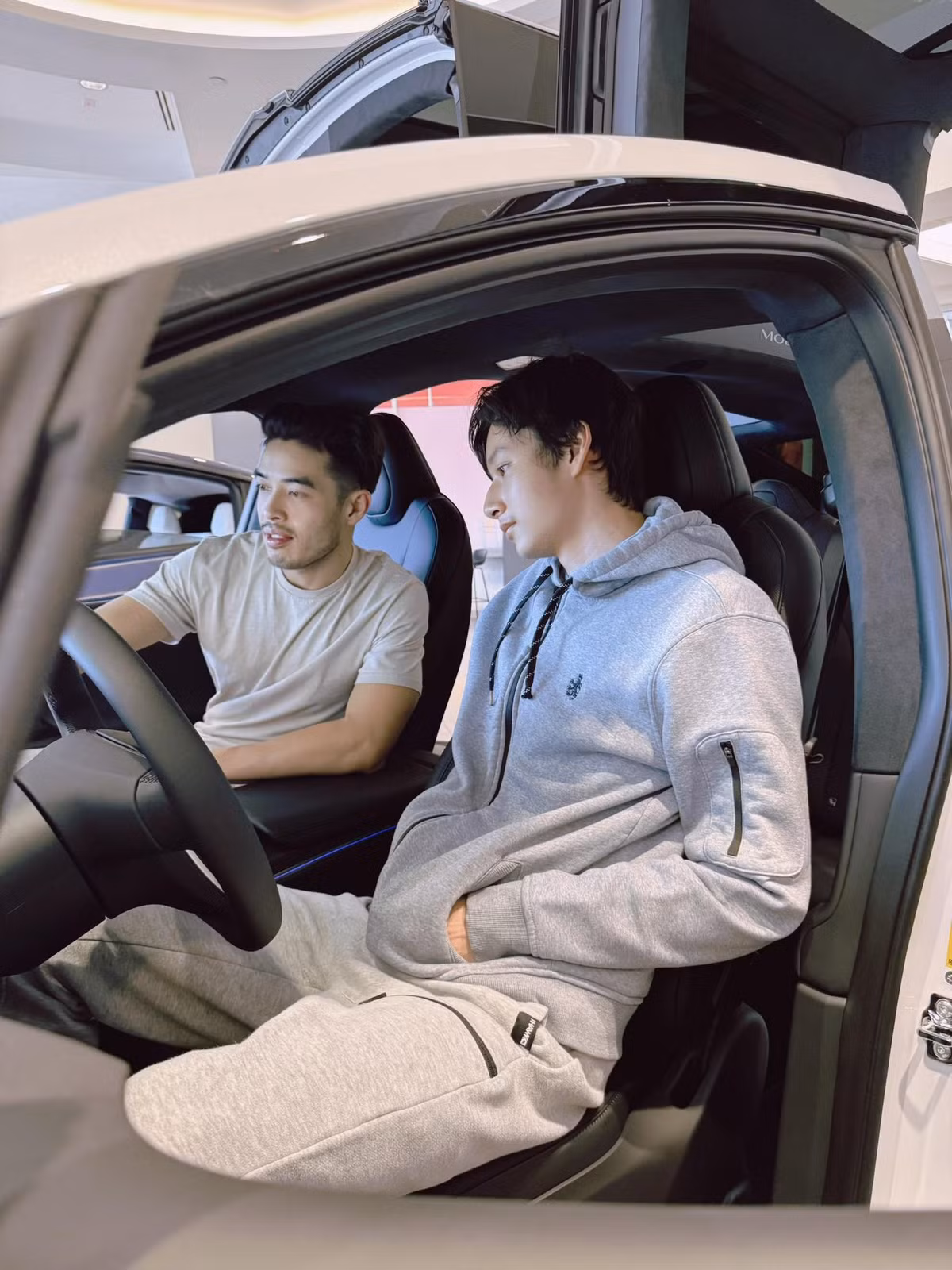 Jennifer Phạm không tiết lộ giá trị chiếc xe vừa mua cho con trai nhưng dân chơi xe hơi nhanh chóng nhận ra đây là chiếc Tesla Model X, có giá khoảng 86.630 USD ở Mỹ.