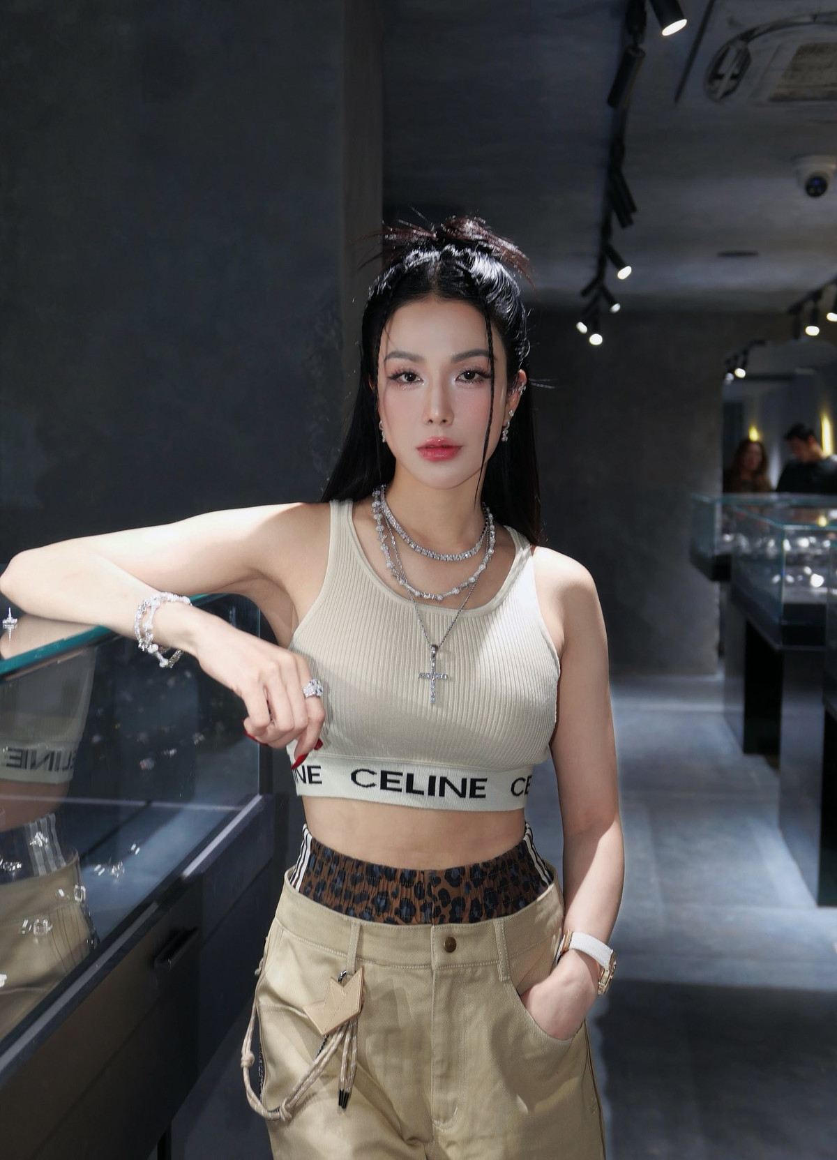 Hiện tại, Diệp Lâm Anh đang tận hưởng cuộc sống độc thân bình yên, êm ấm bên hai con. Người đẹp dành nhiều thời gian để chăm sóc con cái, thường xuyên đưa các bé đi du lịch, vui chơi.