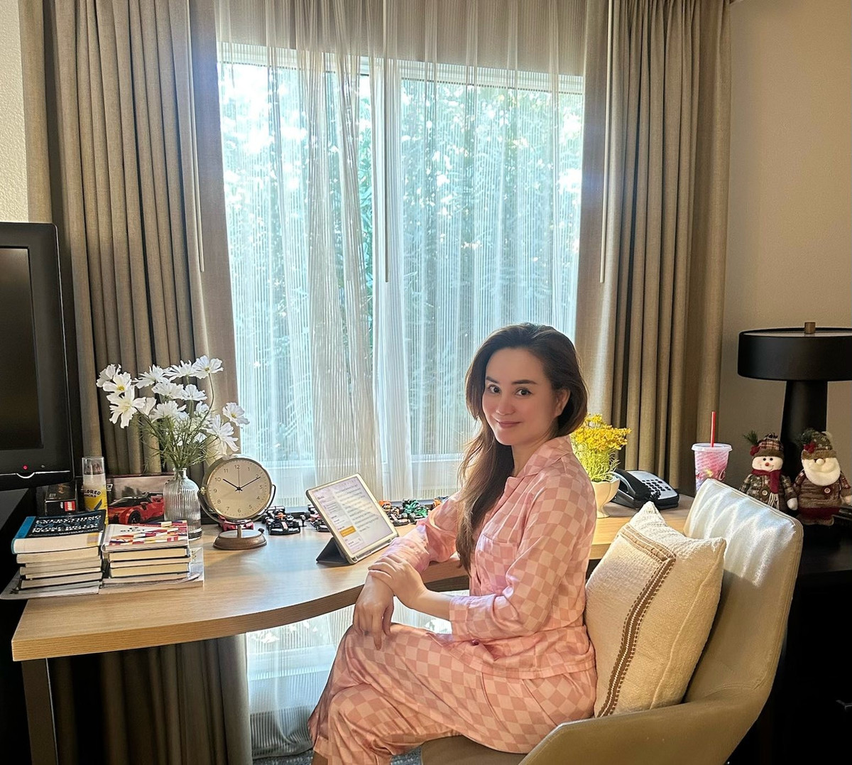 Ca sĩ Vy Oanh tận hưởng khoảnh khắc thảnh thơi buổi sáng. Ảnh: FB Nguyễn Vy Oanh